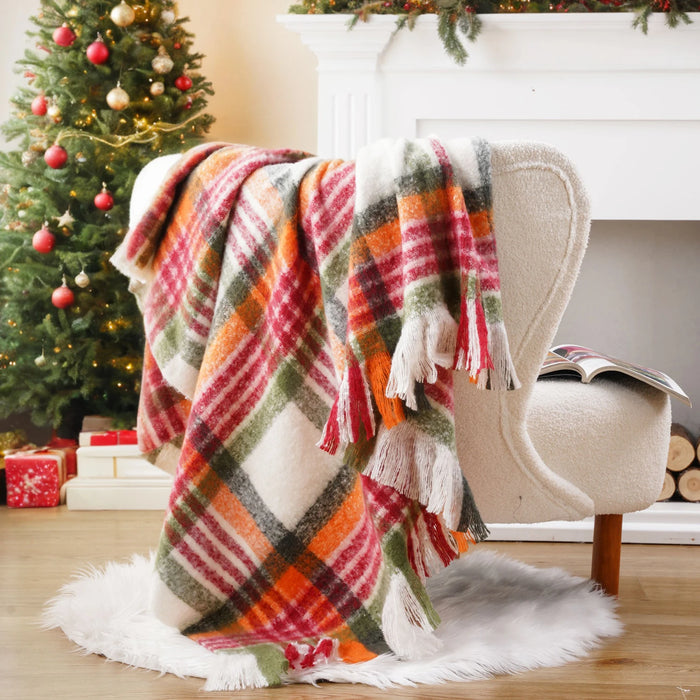 Couverture confortable et chaleureuse dans des couleurs festives avec des motifs géométriques, posée sur un fauteuil en face d'un arbre de Noël décoré, créant une atmosphère cozy et invitante.