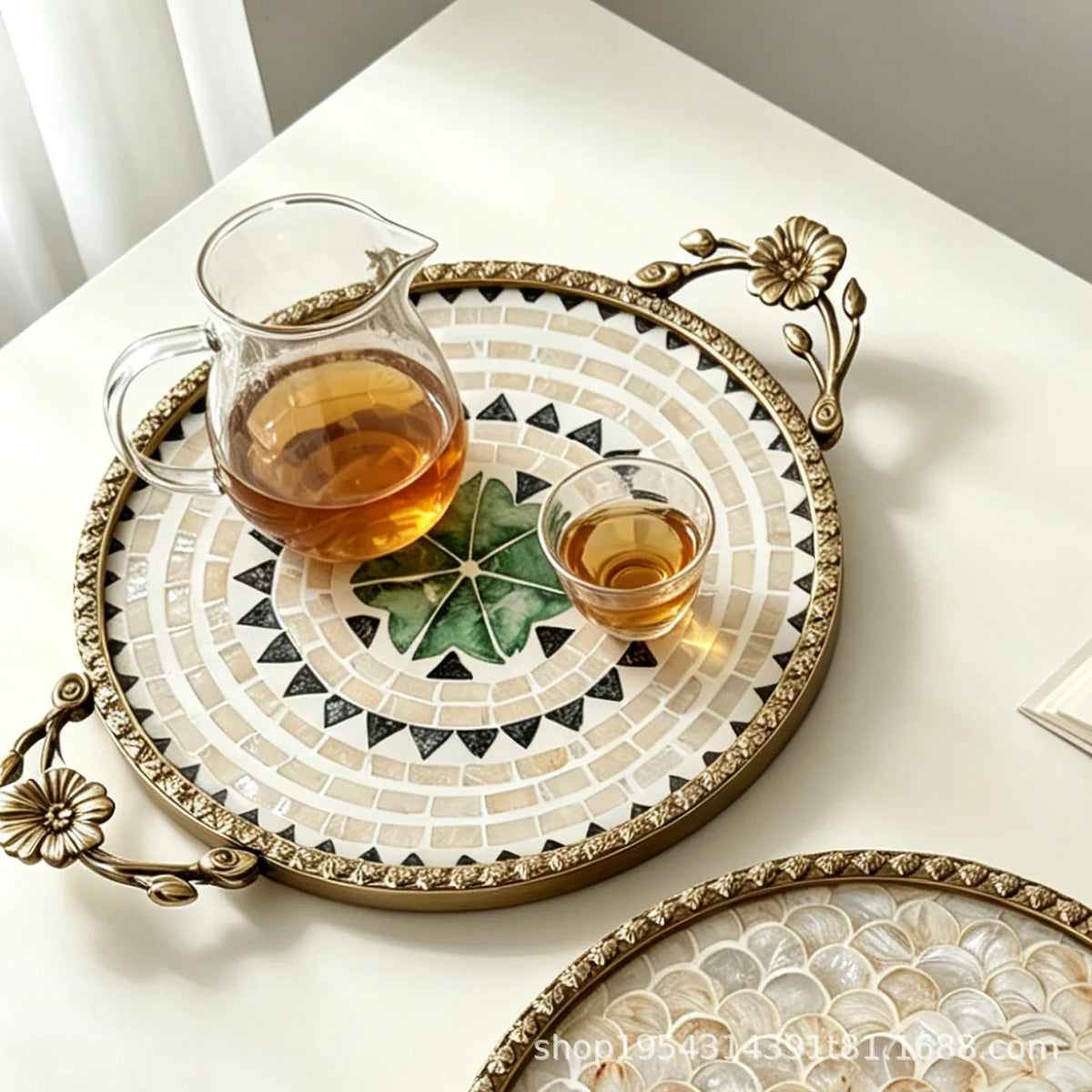 plateau rangement blanc noir mosaïque élégant poignées fleurs carreaux verres tasses decoration minimaliste