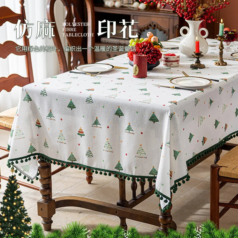 Une nappe de table joliment décorée avec des motifs d'arbres de Noël et de boules de Noël, créant une ambiance festive et chaleureuse pour le réveillon.