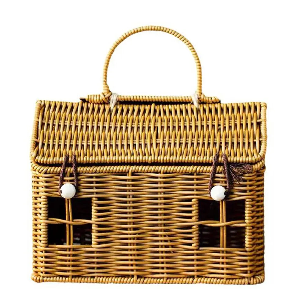 panier tressé maisonnette forme traditionnelle marron clair ouvertures fenêtres poignée arc