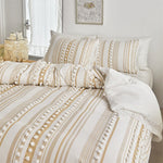 Housse de couette bohème en gris foncé dans une chambre décorée