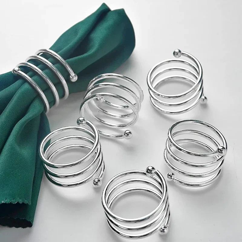 Anneaux de serviettes en acier inoxydable élégants et modernes, idéaux pour décorer une table à manger ou agrémenter l'environnement d'une salle de bain.
