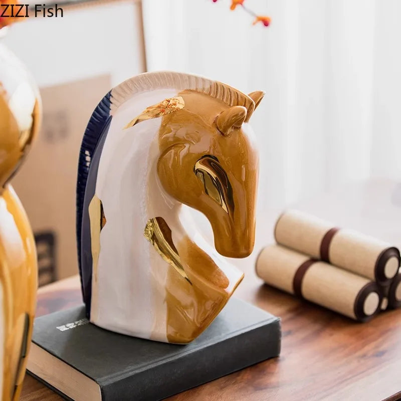 tête cheval céramique peinte marron blanc bleu marine détails dorés artisanal moderne décoration chambre