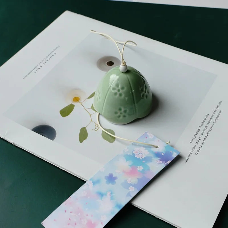 cloche vent céramique relief floral jardin artisanal blanc rose bleu