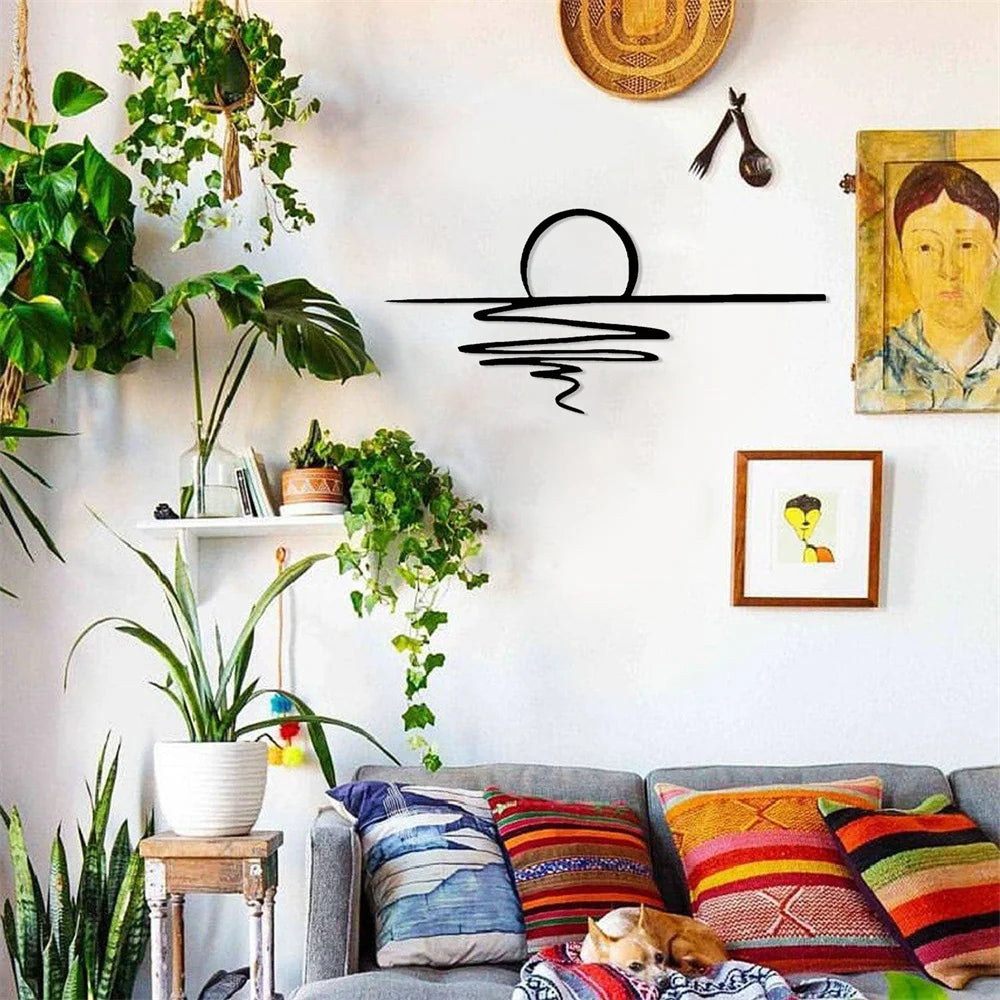 Décoration murale métal soleil accrochée dans une chambre