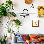 Décoration murale métal soleil accrochée dans une chambre