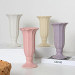 Élégantes fleurs en céramique dans des teintes pastel.