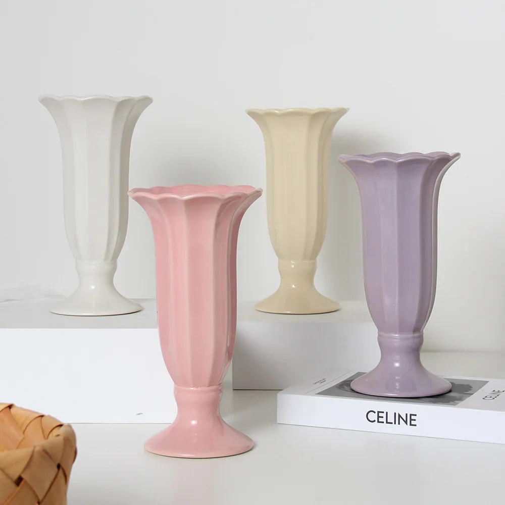 Élégantes fleurs en céramique dans des teintes pastel.