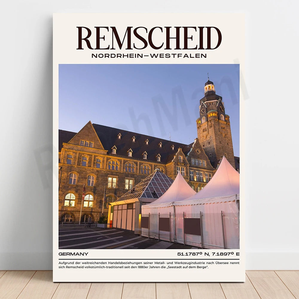 L'image montre un ancien hôtel de ville impressionnant avec un beffroi doré, entouré de tentes blanches dans la place. Cet endroit pittoresque, situé dans la ville de Remscheid en Allemagne, est réputé pour son histoire industrielle riche.