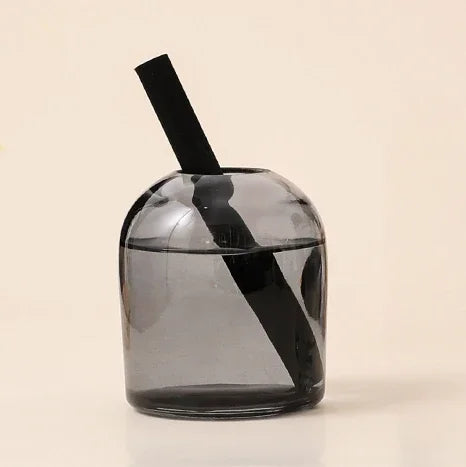 diffuseur aromathérapie bouteille verre moderne noir blanc gris translucide tiges noires minimaliste parfum maison
