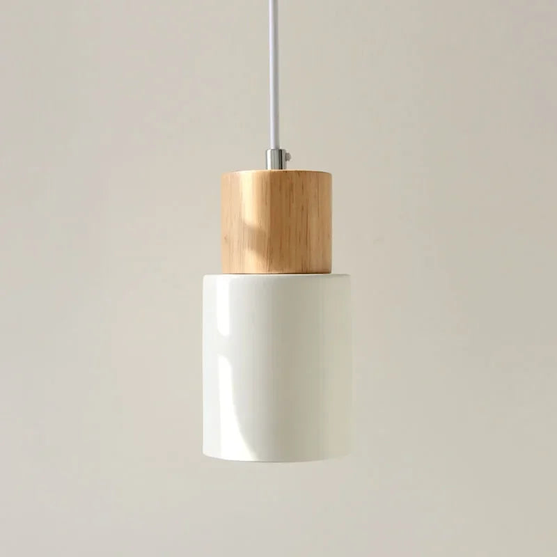 Lampe de chevet orange suspendue au-dessus d'une table de nuit