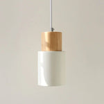 Lampe de chevet orange suspendue au-dessus d'une table de nuit