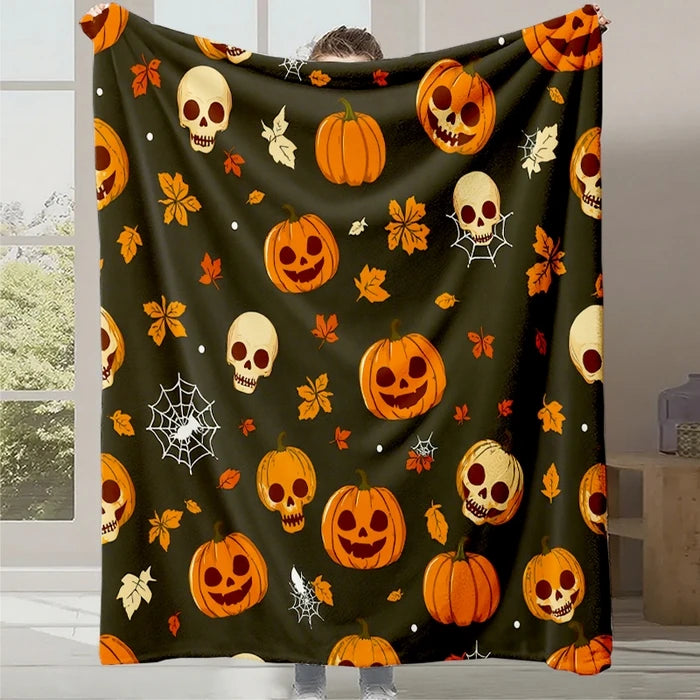 Une couverture d'Halloween avec des citrouilles souriantes, des crânes et des toiles d'araignée sur un fond vert foncé, reflétant l'ambiance festive de cette période de l'année.