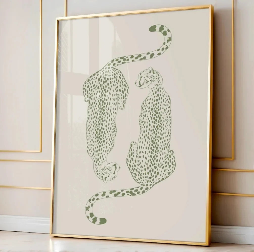 affiche moderne léopard toile encadrée bois verte table chaise plante tapis fenêtre
