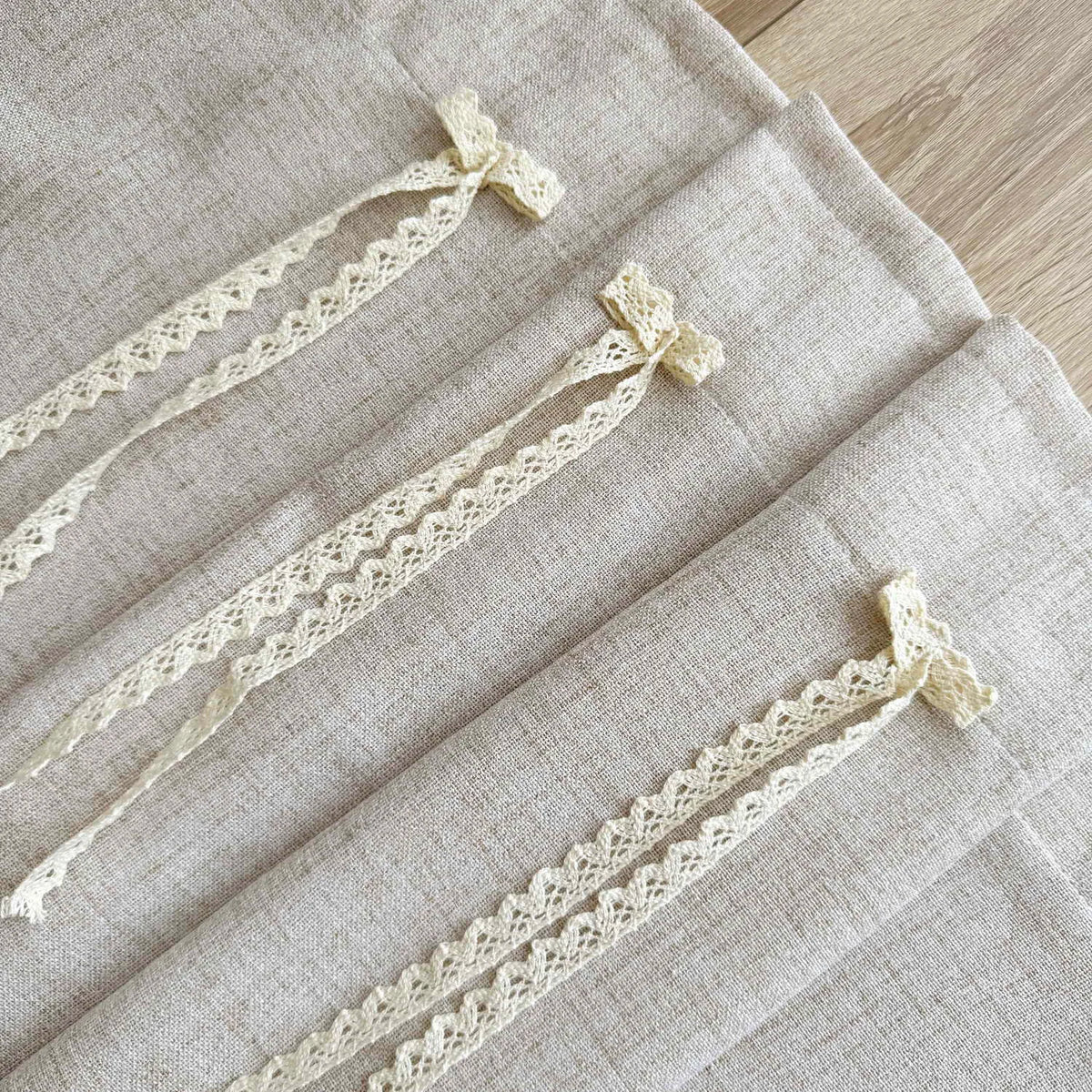 rideau polyester opacité beige clair texture lin bordure dentelle classique rustique