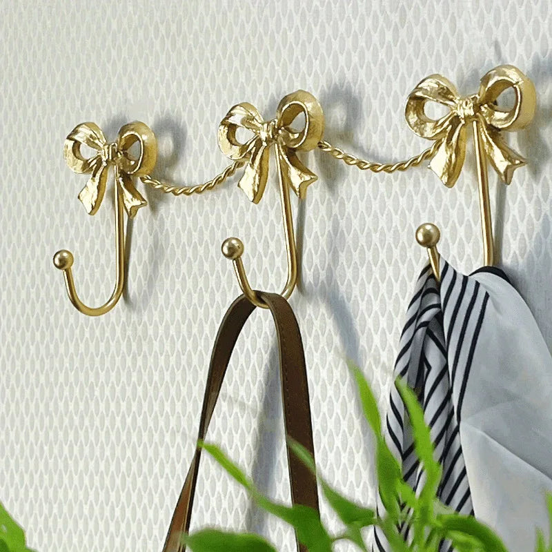 porte manteaux mural orné décoration rubans nœuds chaîne doré simple moderne fourreau crochets