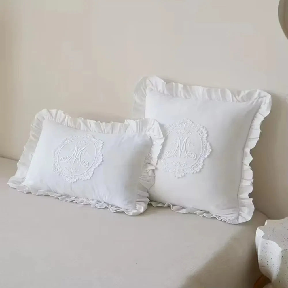 housse coussin blanc monogramme brodé vintage ruches non toxique polyester coton