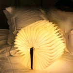 lampe posée livre forme led blanc brun plis pages modernes minimaliste pince centrale recharge