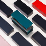 boîtes rectangulaires métal couleurs rouge noir vert émeraude moderne minimalistes élégantes contenant thé chocolats
