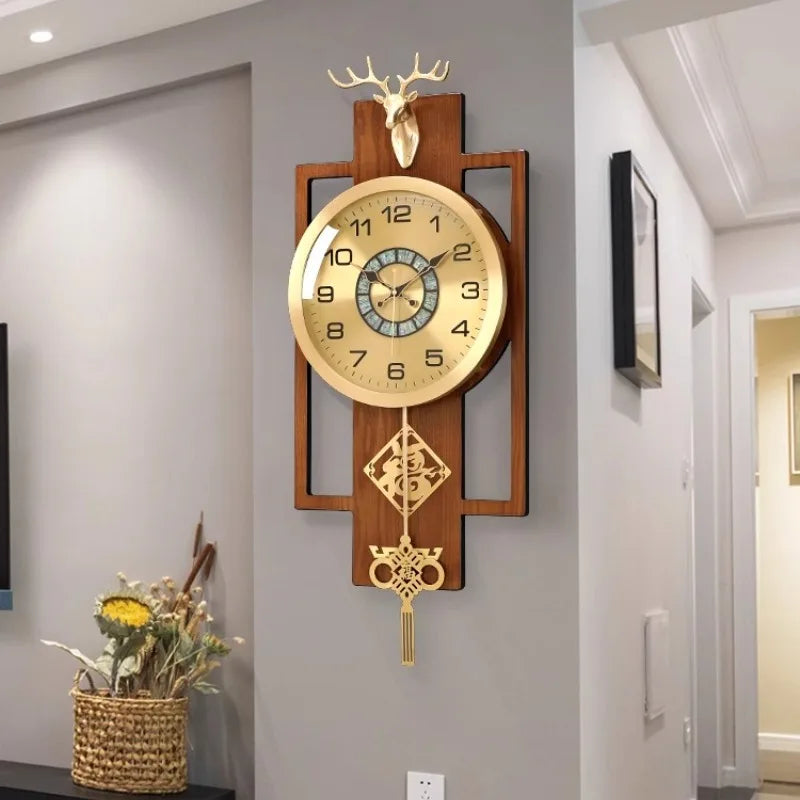horloge murale bois or marron art déco motifs dorés cadran large salon chambre