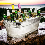 seau glaçons métal argenté rustique bouteilles cocktails verres parties piscine boissons fraîches