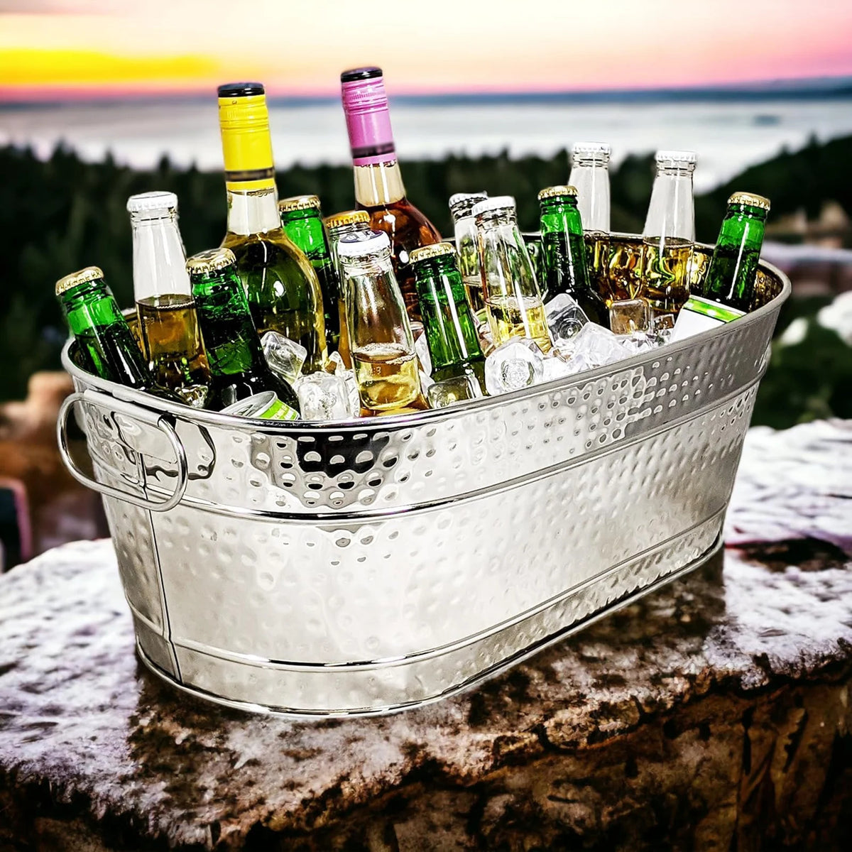 seau glaçons métal argenté rustique bouteilles cocktails verres parties piscine boissons fraîches