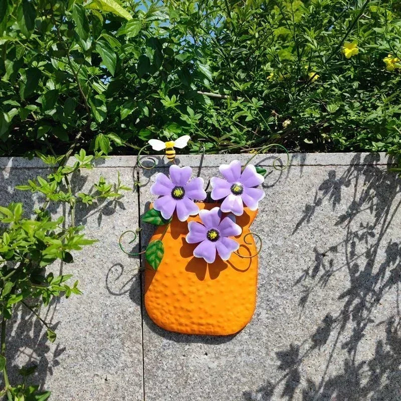 décoration murale artisanale fleurs colorées feuilles vertes abeille bleu jaune orange violet