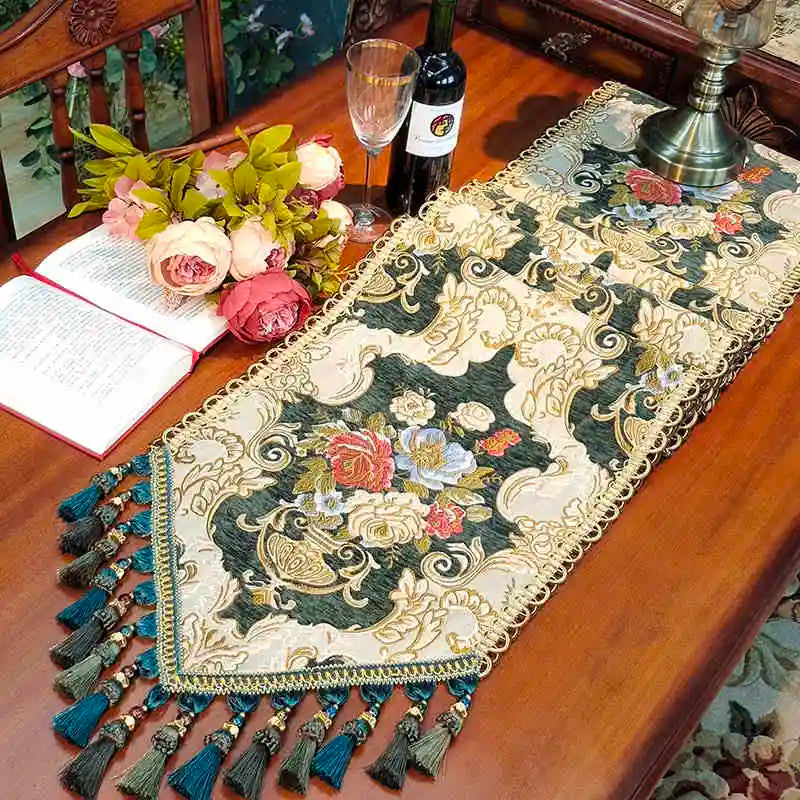 Un somptueux chemin de table aux motifs floraux luxuriants, agrémenté de délicates fleurs fraîches, d'un élégant service à vin et d'une ambiance chaleureuse, créant une atmosphère de raffinement et de convivialité.