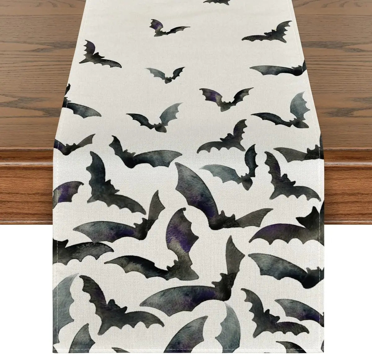 Un motif répétitif de chauves-souris stylisées en noir et gris décore ce chemin de table sur fond clair, créant une ambiance mystérieuse et élégante pour une décoration d'Halloween.
