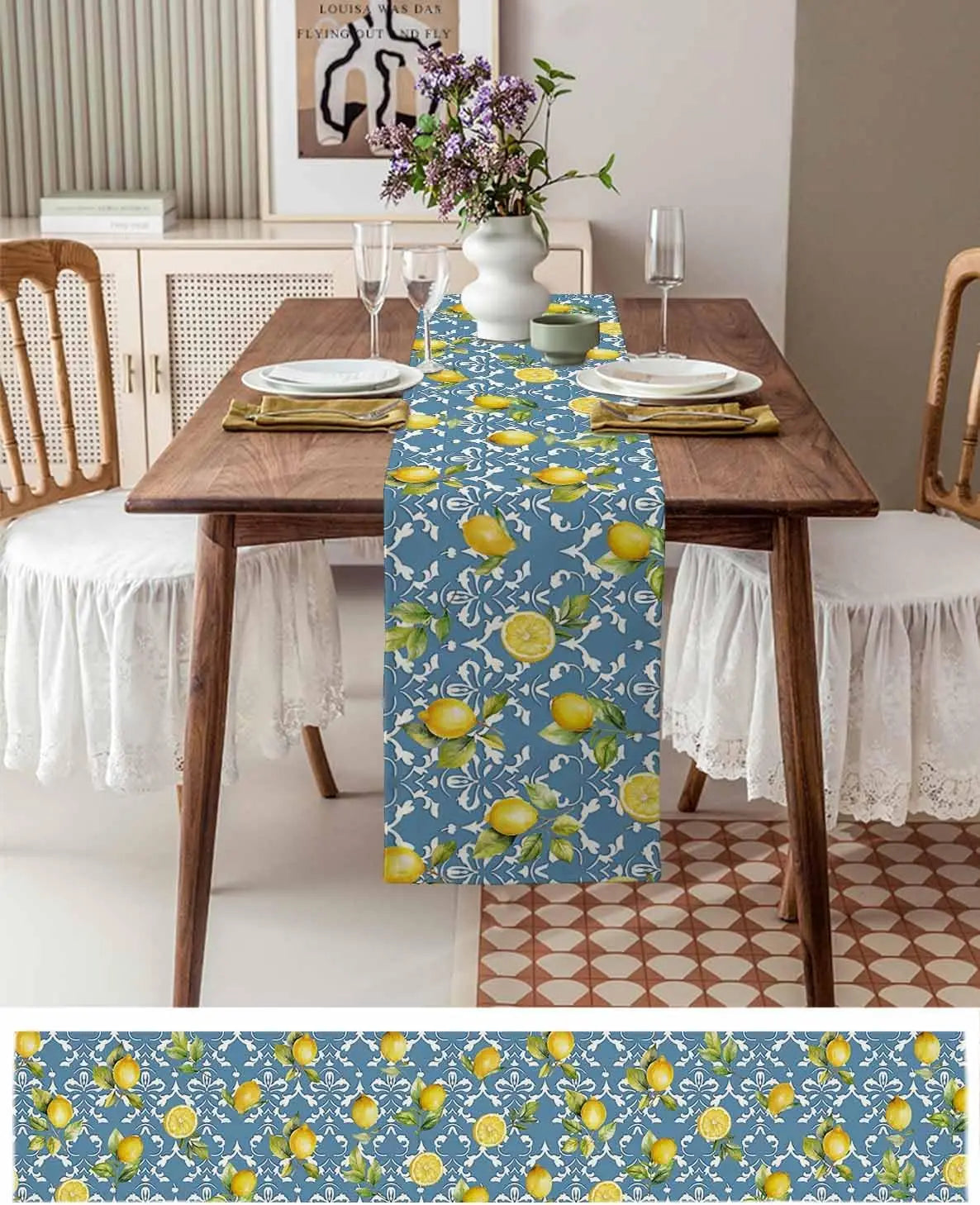 Une nappe de table en tissu motif floral décorant une table en bois avec vaisselle élégante et un bouquet de fleurs.