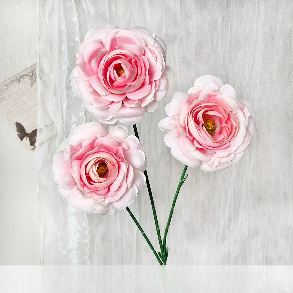 décoration intérieure fleurs artificielles soie rouge rose blanches classiques tringle mariage anniversaire