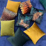 taie d'oreiller tigre léopard feuilles tropicales moderne housse coussin velours noir moutarde décoration salon