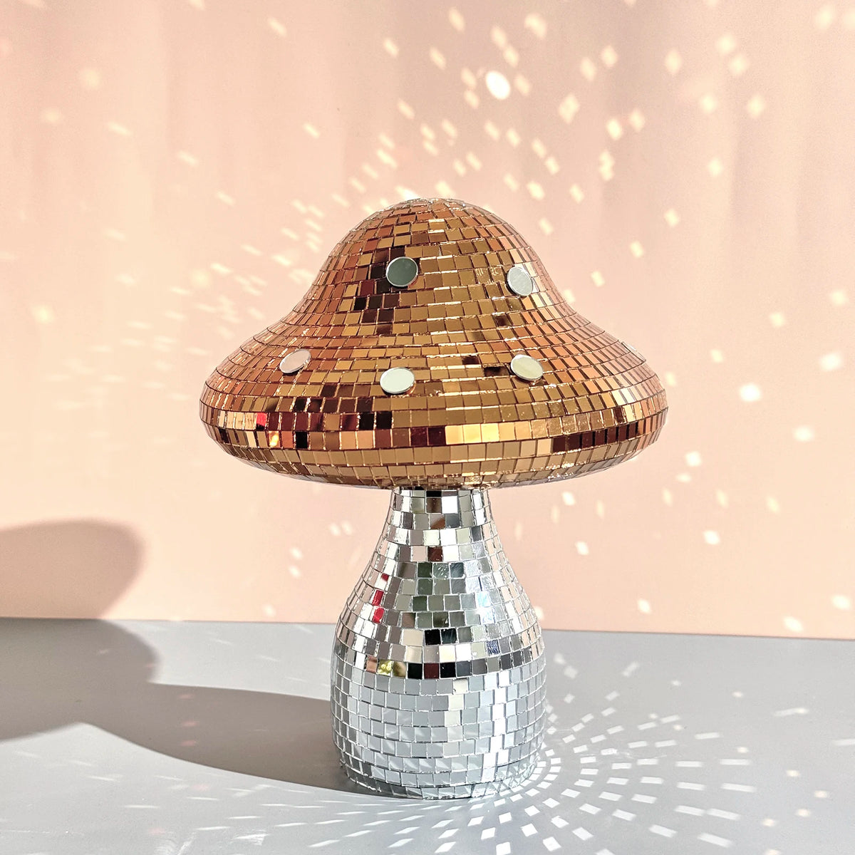 décoration moderne boule champignon rouge or argent mosaïque petite miroir disco salon chambre