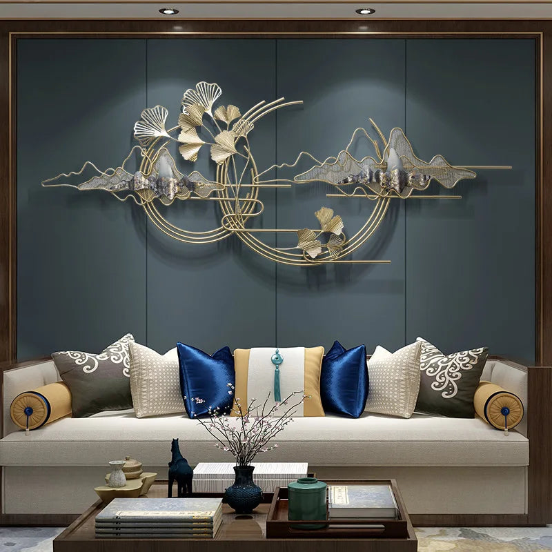 Ornement mural en métal suspendu dans un intérieur contemporain