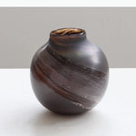 vase rond verre peint marron beige orange rouge vert motifs abstraits rayures translucide tableDecoration