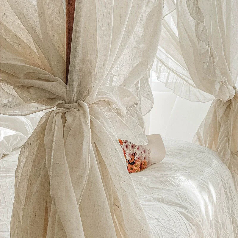 Rideau en tissu blanc léger et transparent, avec des plis et des détails subtils, créant une ambiance douce et sereine.
