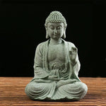 statuette bouddha assise gris vert texture pierre zen minimaliste abstraite galets mousse plateau noirscriçãopta