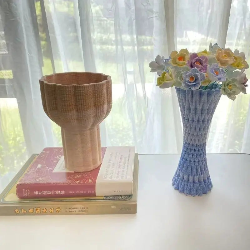 vase moderne blanc rayures fines porcelaine table arrangement floral accessoire maison minimaliste