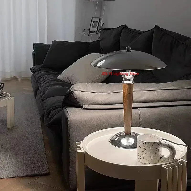 lampe table moderne noir marron métal poli bois éclairage led sans ombre interrupteur bouton