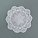 napperons crochetés blancs tapis table fleurs céramique vintage rustique