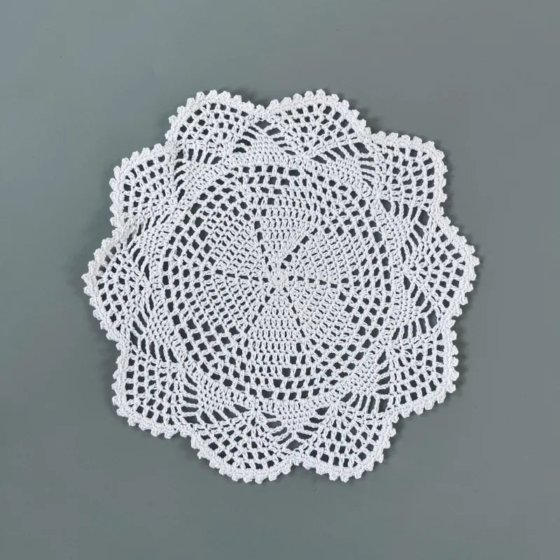 napperons crochetés blancs tapis table fleurs céramique vintage rustique