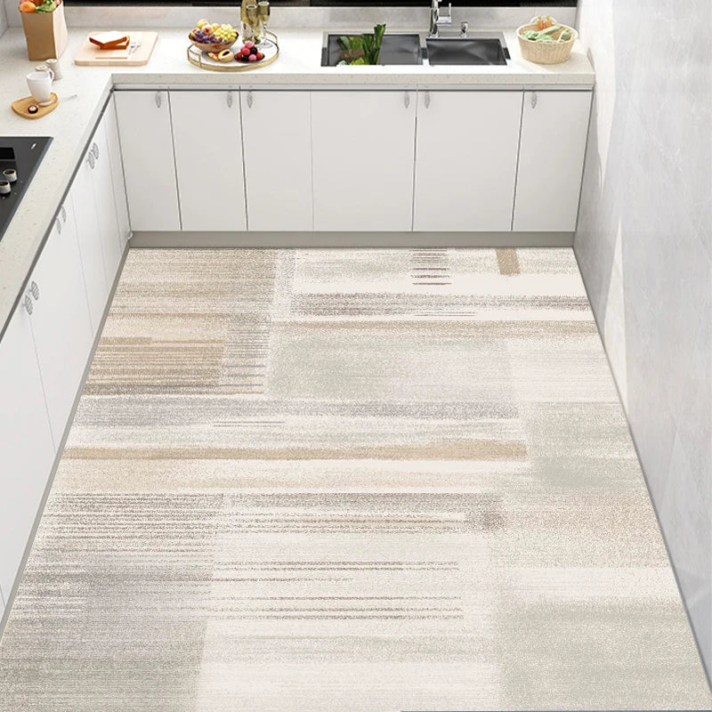 Une cuisine moderne avec des armoires blanches, un comptoir en marbre et un tapis au sol avec des motifs géométriques en nuances de gris et beige.