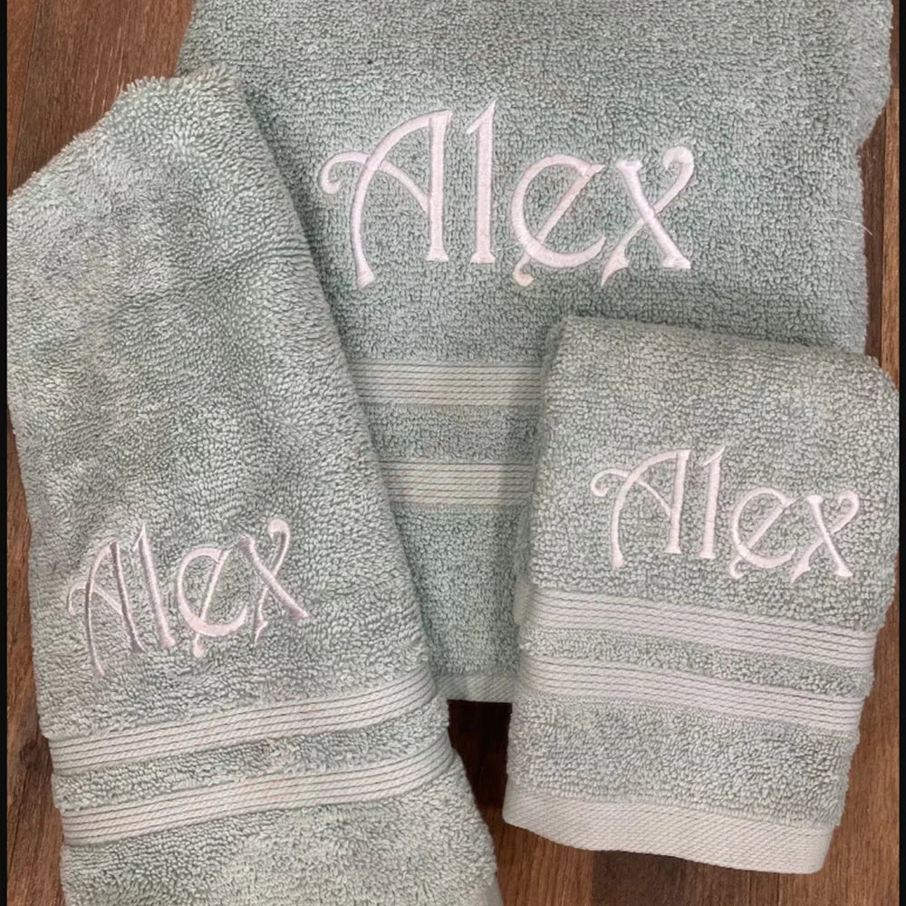 Serviette de bain personnalisée avec nom brodé en coton noir