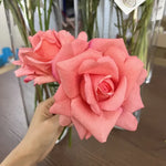décoration intérieure bouquet roses artificielles blanc rose clair détails fins réaliste erotique anniversaire mariage