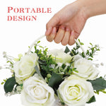 Panier de mariée avec fleurs blanches et ruban