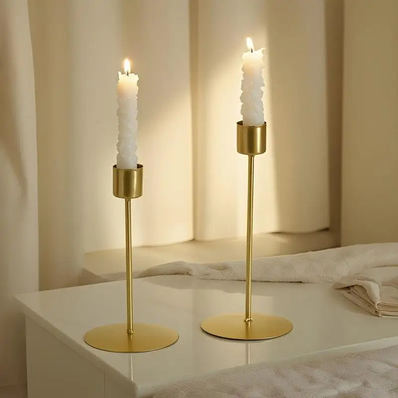 chandeliers moderne or bougies torsadées décoration intérieur minimaliste