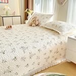 couvre lit floral 200x230cm beige fleurs blanches texture relief classique doux