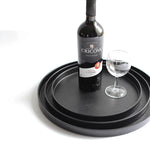 Plateau rond en bois blanc style nordique sur table en bois