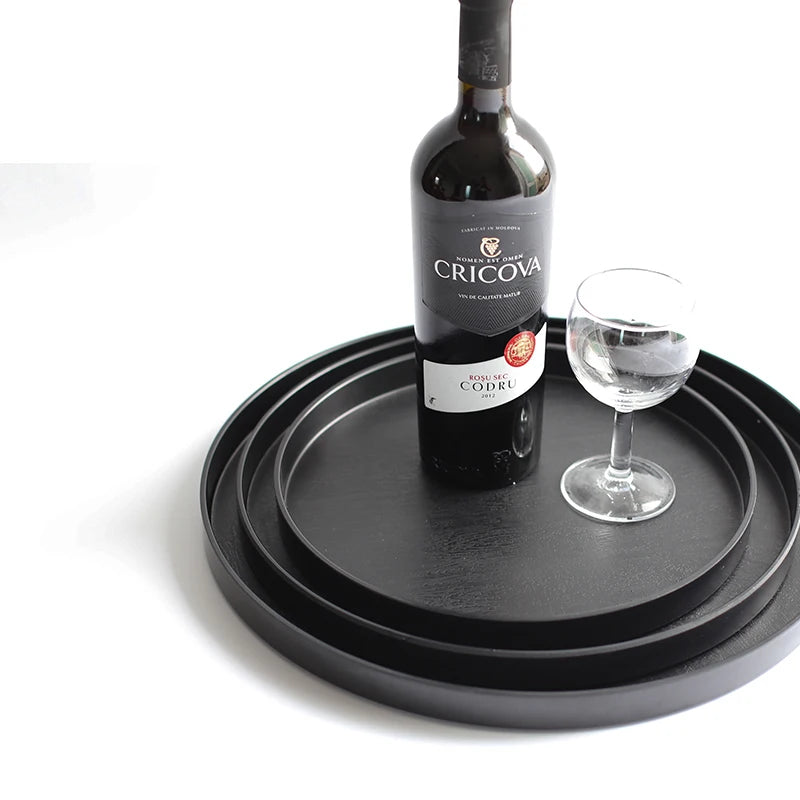 Plateau rond en bois blanc style nordique sur table en bois