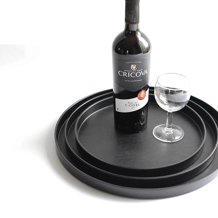 Plateau rond en bois blanc style nordique sur table en bois